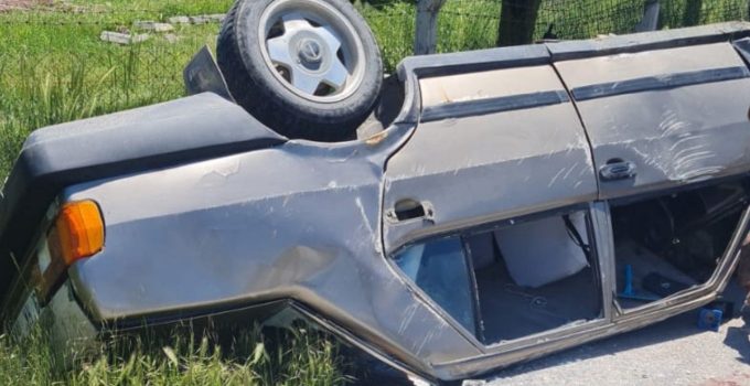  DUVARA ÇARPAN OTOMOBİL TAKLA ATTI: 4 YARALI