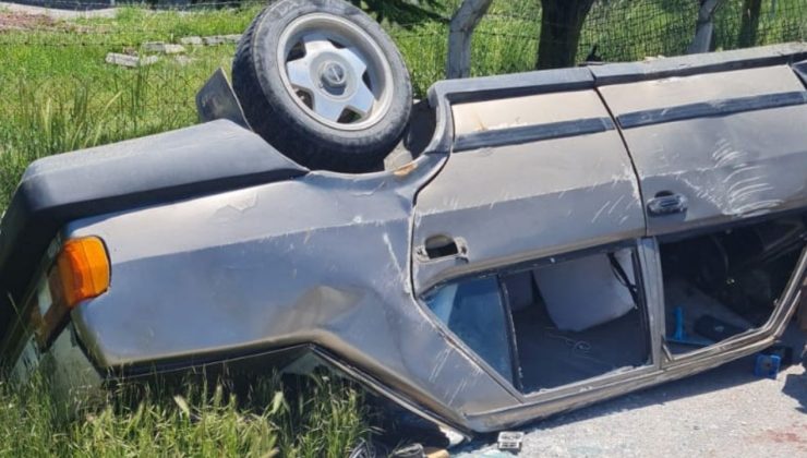  DUVARA ÇARPAN OTOMOBİL TAKLA ATTI: 4 YARALI