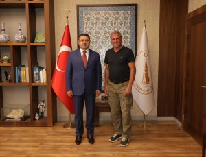Vali Işın eski milli futbolcu Hamzaoğlu’nu makamında ağırladı