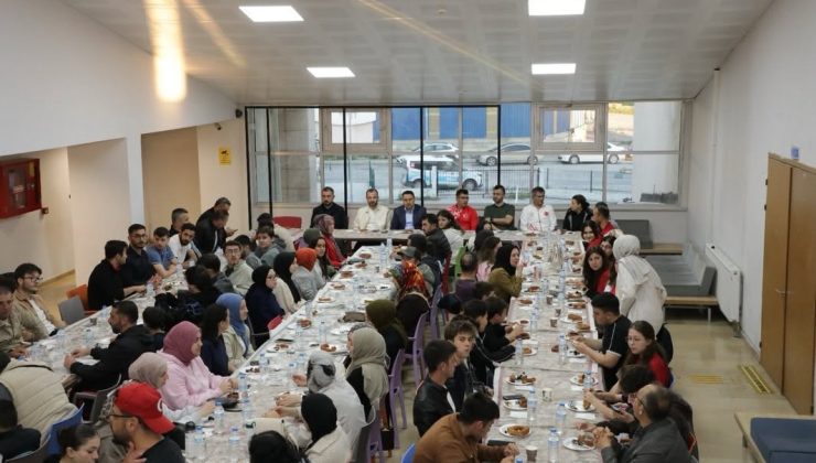 Vali Işın’dan milli maç öncesi gençlerle kahvaltı