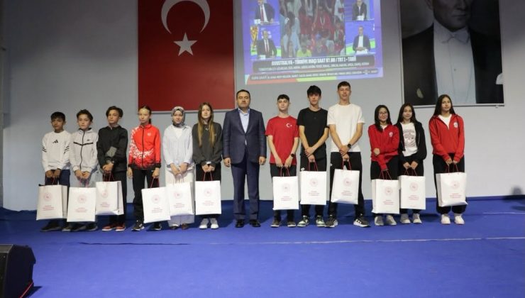 Başarılı sporcular ödüllendirildi