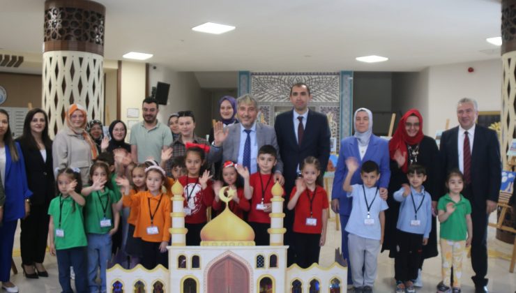 Müdür Yılmaz ve miniklerden gülümseten sohbet: ‘Ekranların yerini kitap sayfaları alsın’