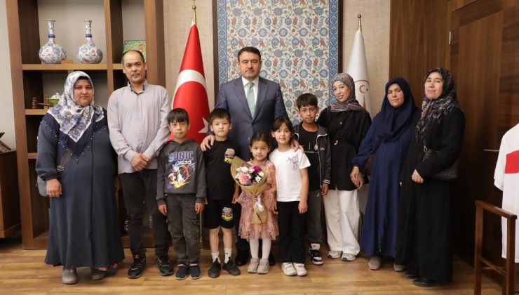 Türkmen çocuklardan büyük vefa: Her gün şehitliğe gidip mezarları temizlediler