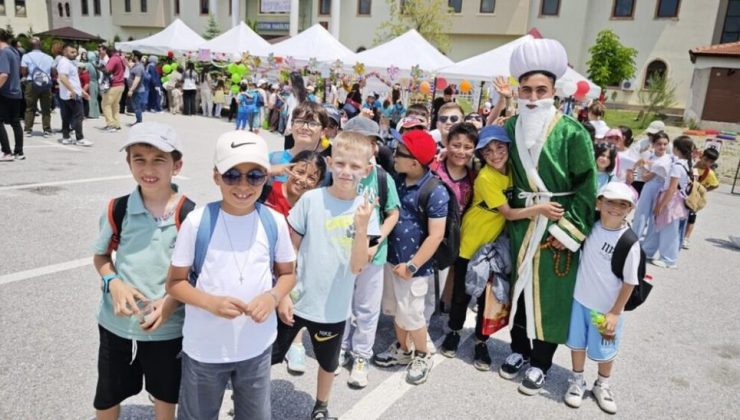 DPÜ’lü gençlerden çocuklara bilim ve oyun sürprizi