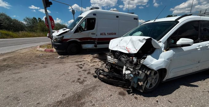 Ambulans ile hafif ticari araç çarpıştı: 7 yaralı