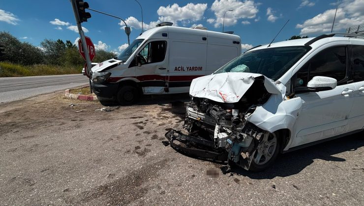 Ambulans ile hafif ticari araç çarpıştı: 7 yaralı
