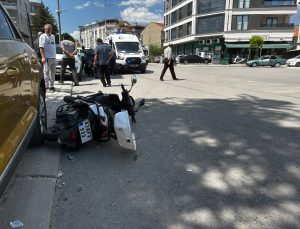 Otomobil motosiklete çarptı: Anne ve oğlu yaralandı