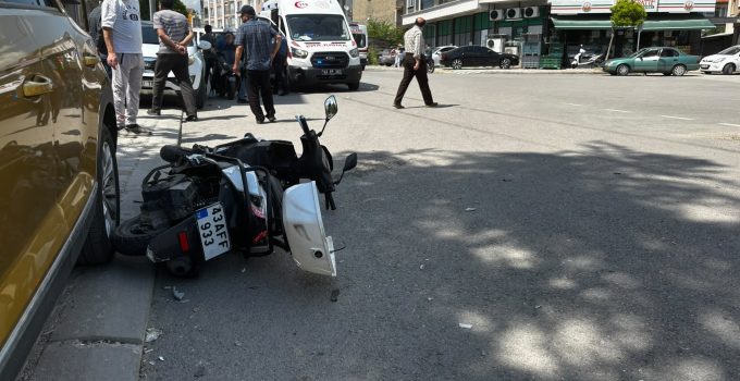 Otomobil motosiklete çarptı: Anne ve oğlu yaralandı