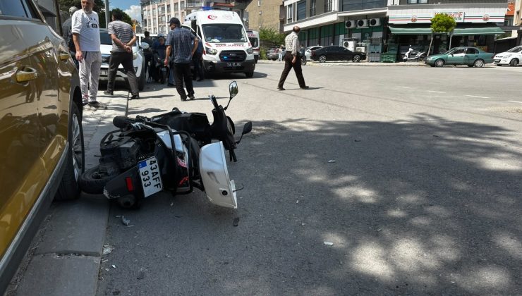 Otomobil motosiklete çarptı: Anne ve oğlu yaralandı