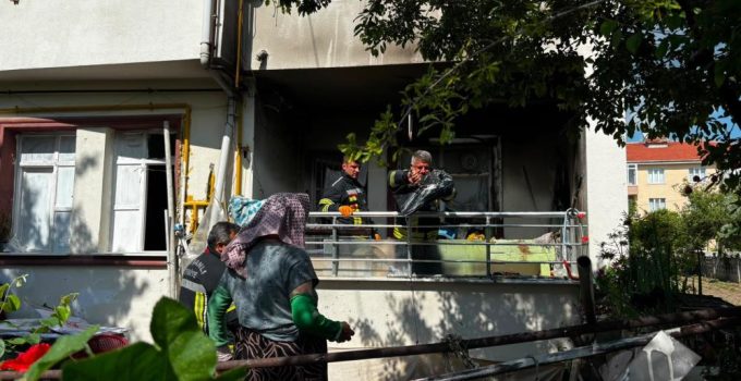 Yemek yaparken alev alan tava yangın çıkardı