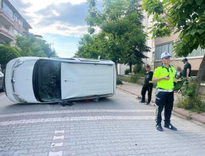 Kavşakta çarpışan araçlardan biri devrildi: 2 yaralı