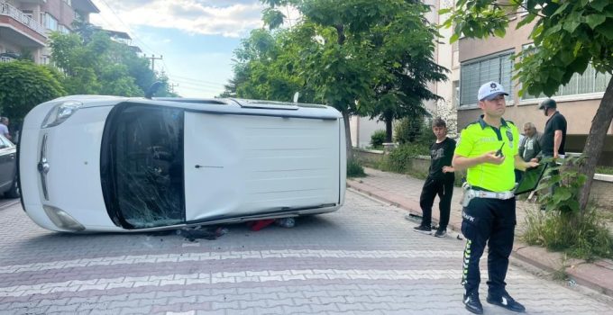 Kavşakta çarpışan araçlardan biri devrildi: 2 yaralı