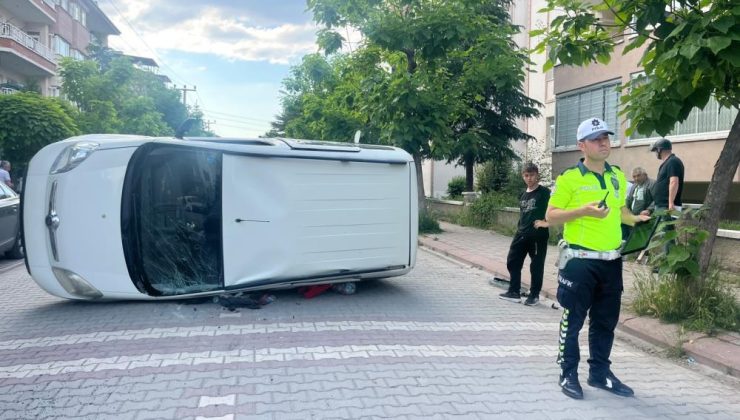 Kavşakta çarpışan araçlardan biri devrildi: 2 yaralı