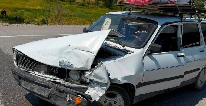 İki araç çarpıştı: 1’i ağır 2 yaralı