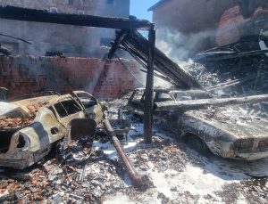Korkutan yangında 3 ev hasar gördü, 2 araç kullanılmaz hale geldi