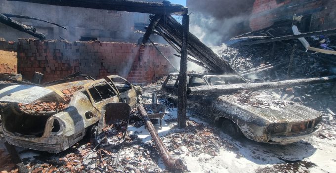 Korkutan yangında 3 ev hasar gördü, 2 araç kullanılmaz hale geldi
