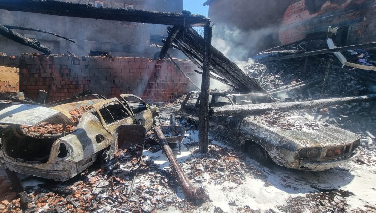 Korkutan yangında 3 ev hasar gördü, 2 araç kullanılmaz hale geldi