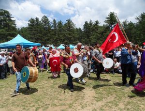 Gölcük Yaylası’nda yörük şenliği: Başkan Aktulun’un performansı dikkat çekti