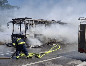 Seyir halindeyken alev alan belediye otobüsü kül oldu