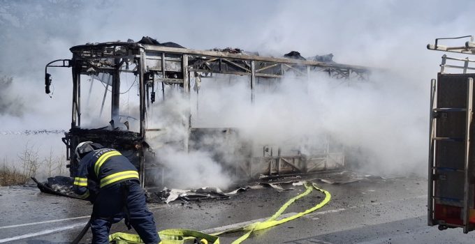 Seyir halindeyken alev alan belediye otobüsü kül oldu