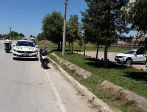 Devrilen motosikletin sürücüsü kaskı sayesinde hayatta kaldı
