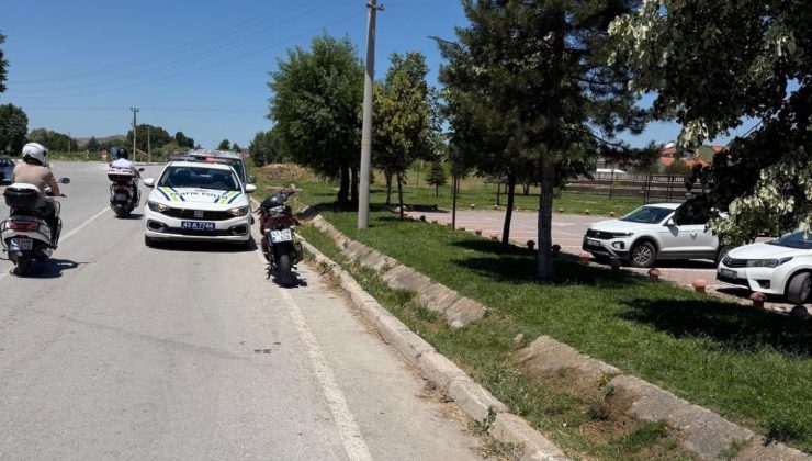Devrilen motosikletin sürücüsü kaskı sayesinde hayatta kaldı