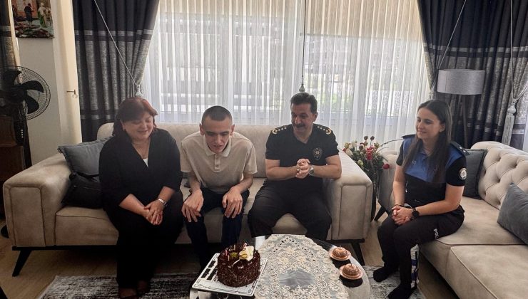 Kütahya Emniyeti’nden özel bireye doğum günü sürprizi