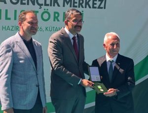 Yeşilay’da ömürlük emek üstün hizmet madalyası ile taçlandı