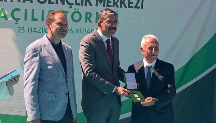 Yeşilay’da ömürlük emek üstün hizmet madalyası ile taçlandı