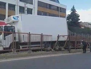 Kamyon sürücüsü el frenini çekmedi, facia kıl payı atlatıldı