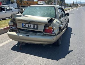 Kırmızı ışıkta duran otomobile tır çarptı: 1 yaralı