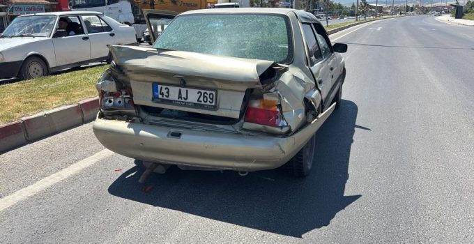 Kırmızı ışıkta duran otomobile tır çarptı: 1 yaralı