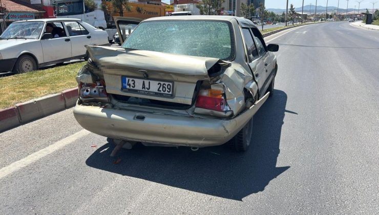Kırmızı ışıkta duran otomobile tır çarptı: 1 yaralı