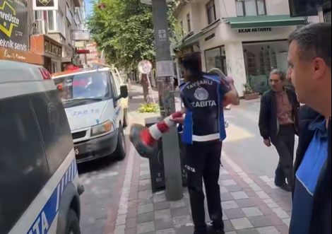 Kaldırımları işgal eden malzemeler tek tek toplandı