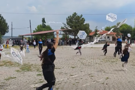 Kütahya polisinden minikler için uçurtma şenliği