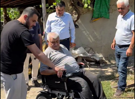 Kaza geçiren vatandaşa akülü sandalye desteği