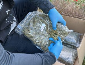 Şüphelilerin yol kenarına gizlediği 2 kilo uyuşturucu ele geçirildi