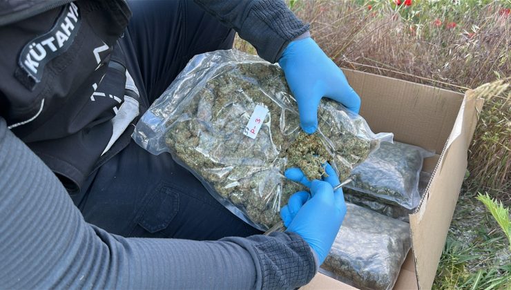 Şüphelilerin yol kenarına gizlediği 2 kilo uyuşturucu ele geçirildi