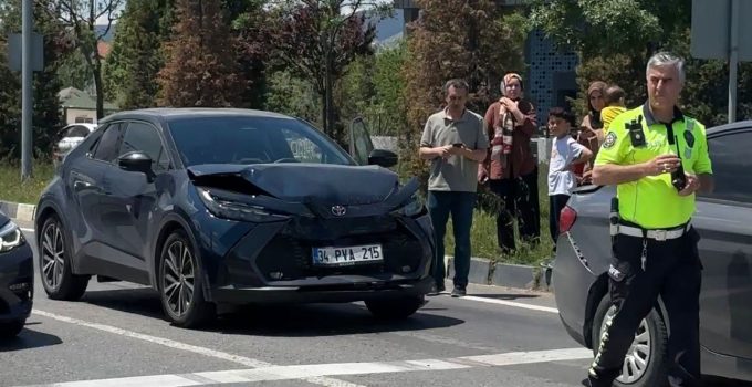 KIRMIZI IŞIKTA BEKLEYEN OTOMOBİLE ARKADAN ÇARPTI