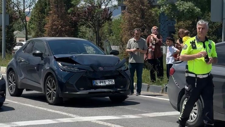 KIRMIZI IŞIKTA BEKLEYEN OTOMOBİLE ARKADAN ÇARPTI