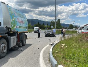 Temizlik kamyonu ile çarpışan otomobil hurdaya döndü
