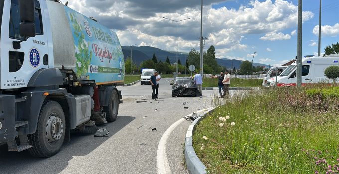 Temizlik kamyonu ile çarpışan otomobil hurdaya döndü
