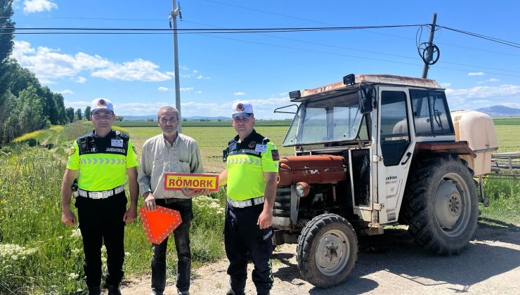 Jandarma ekiplerinden traktör sürücülerine reflektör uyarısı