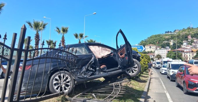 KÜTAHYALI SİYASETÇİ OSMAN GEZGİN’İN İÇİNDE OLDUĞU ARAÇ KAZA YAPTI: 3 YARALI