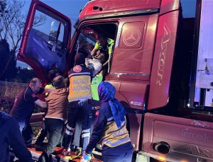 FENALAŞAN TIR SÜRÜCÜSÜ KAZA YAPTI: DİREĞE ÇARPARAK DURABİLDİ