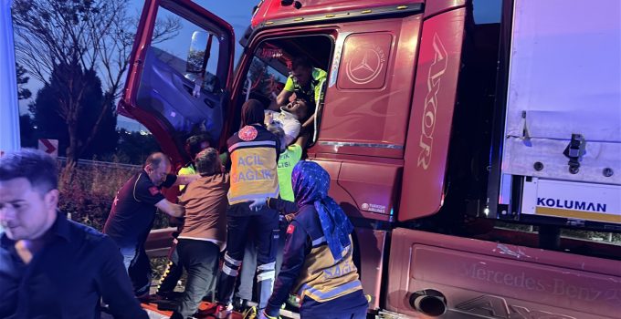 FENALAŞAN TIR SÜRÜCÜSÜ KAZA YAPTI: DİREĞE ÇARPARAK DURABİLDİ