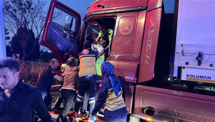 FENALAŞAN TIR SÜRÜCÜSÜ KAZA YAPTI: DİREĞE ÇARPARAK DURABİLDİ