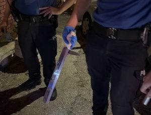 ALKOLLÜ İKİ KİŞİ ARASINDA PALALI BIÇAKLI KAVGA!