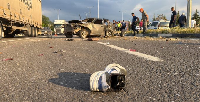 TIR’LA ÇARPIŞAN OTOMOBİL TAKLA ATIP KARŞI ŞERİDE GEÇTİ: 1 ÖLÜ, 2 YARALI