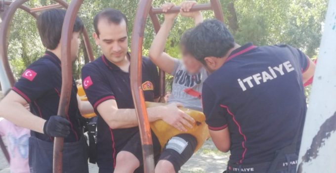 Salıncağa sıkışan çocuğun imdadına itfaiyeciler yetişti